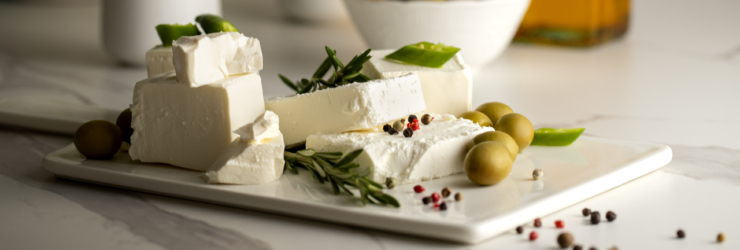 Quer aprender a temperar queijo feta? Temos 3 sugestões (rápidas e simples)