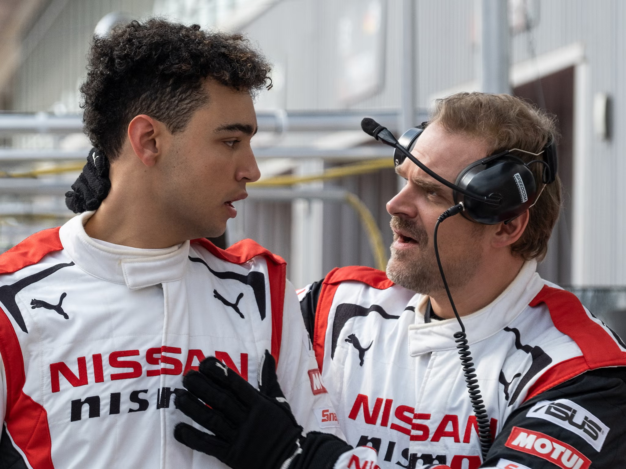 Gran Turismo: foto do filme mostra atores e traje de corrida