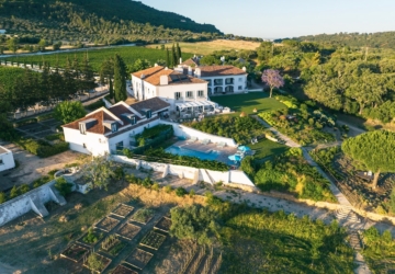 O hotel de luxo para repor energias perto da natureza (sozinho ou em família)