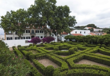 “Fluxo Contínuo” espalha peças recicladas pelos jardins da Quinta da Fidalga
